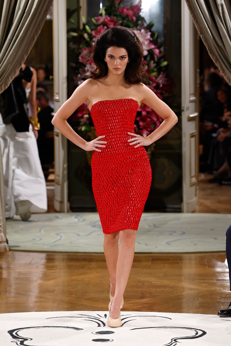 Kendall Jenner cerró el desfile de Schiaparelli en un vestido rojo hecho de 3,650 uñas falsas.