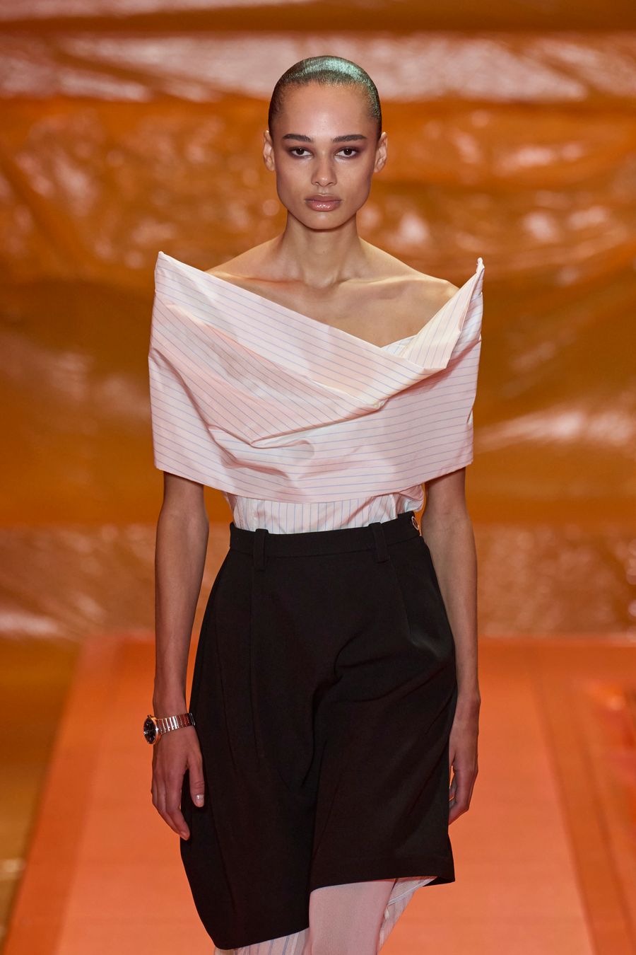 El look 27 de Louis Vuitton PV24.