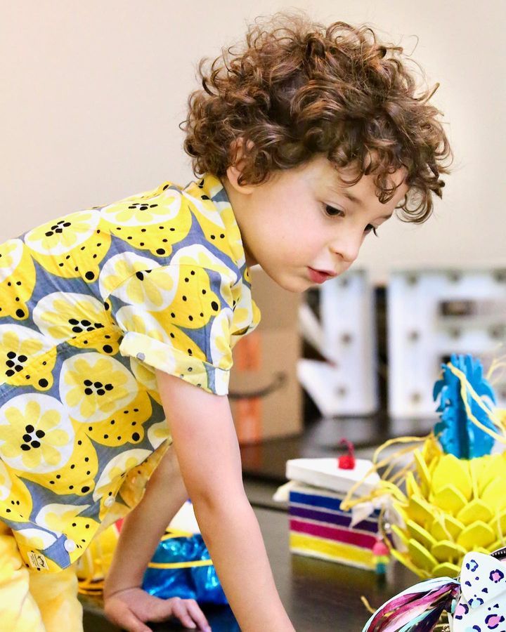 Max Alexandre tiene 7 años.