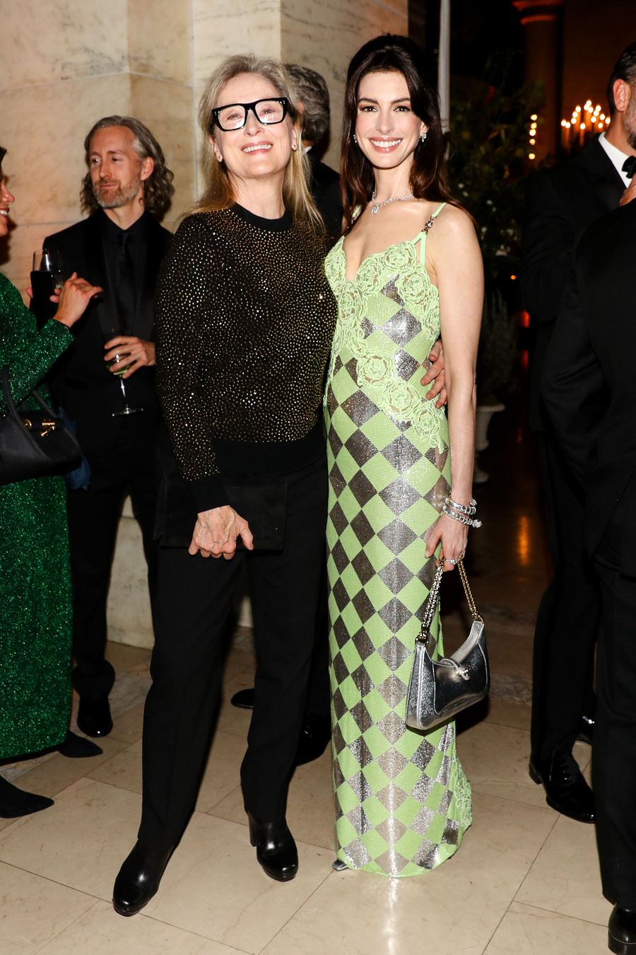 Meryl Streep y Anne Hathaway se encuentran en los Albie Awards.
