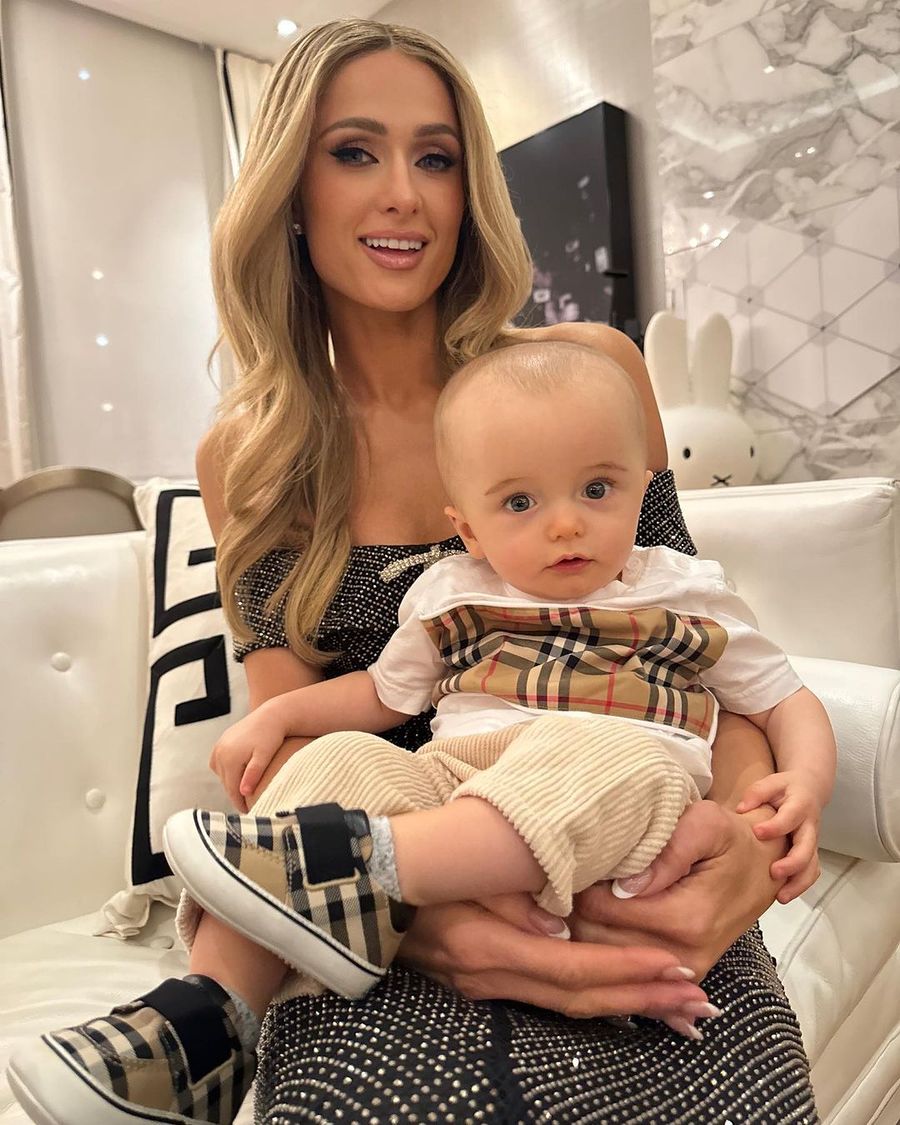 Paris Hilton posa junto a su hijo.