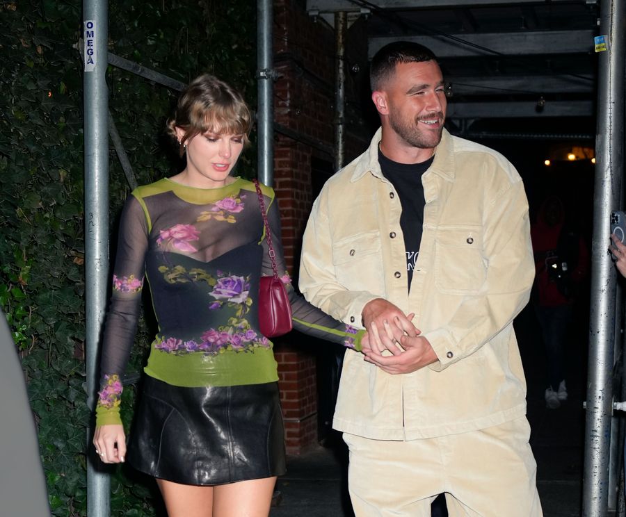 Travis Kelce admite que toma la mano de Taylor Swift de una forma muy extraña.