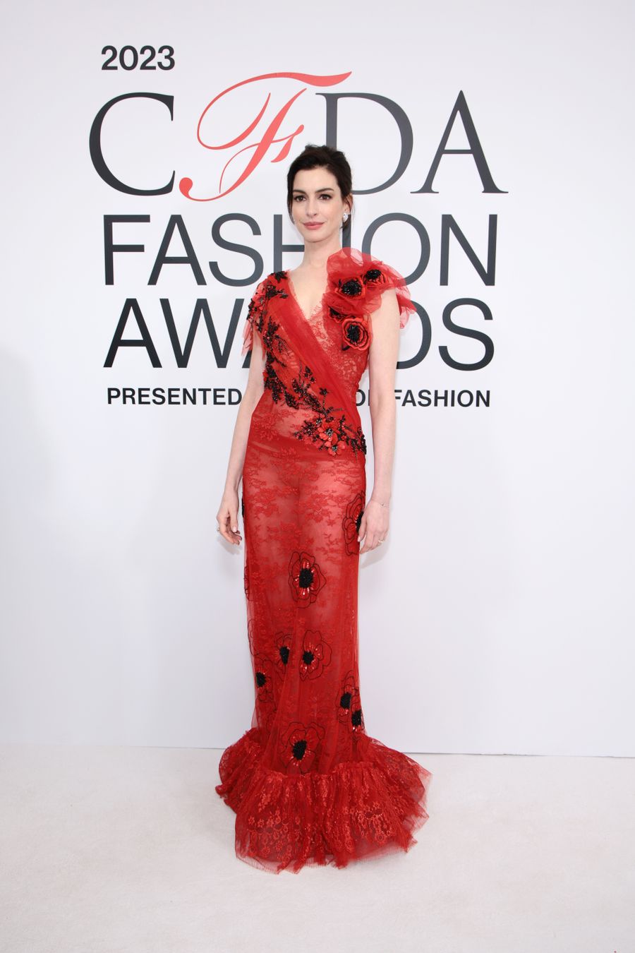 El segundo look firmado por Rodarte de Anne Hathaway en los CFDA Awards.