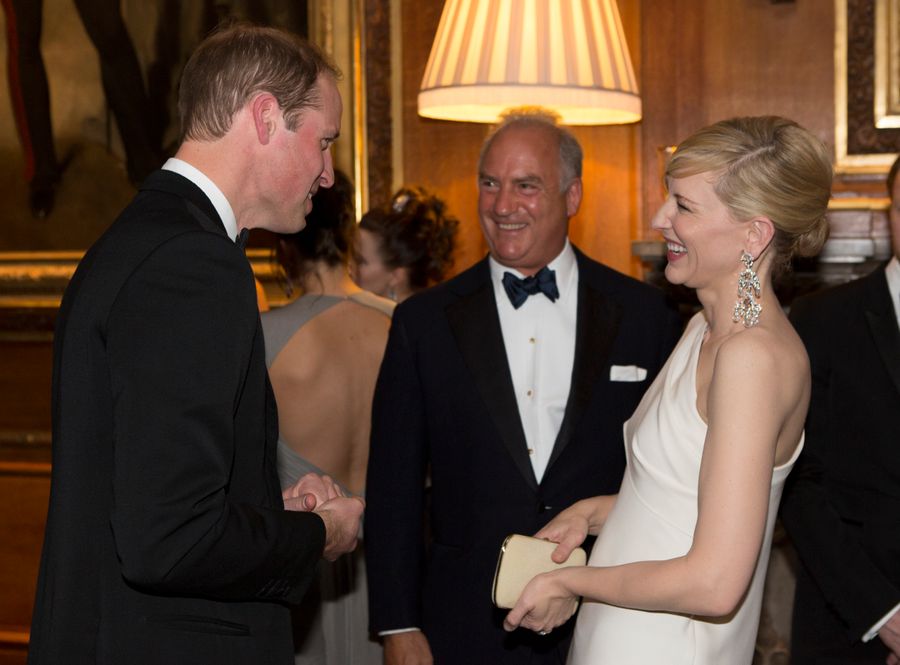 El príncipe William y Cate Blanchett en una cena en el castillo de Windsor en 2014.