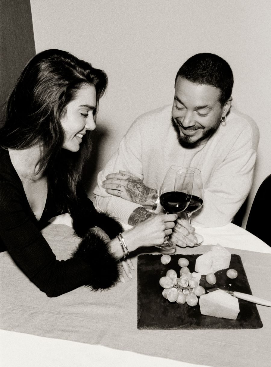 J. Balvin y Valentina Ferrer posan para "Lock With Love".