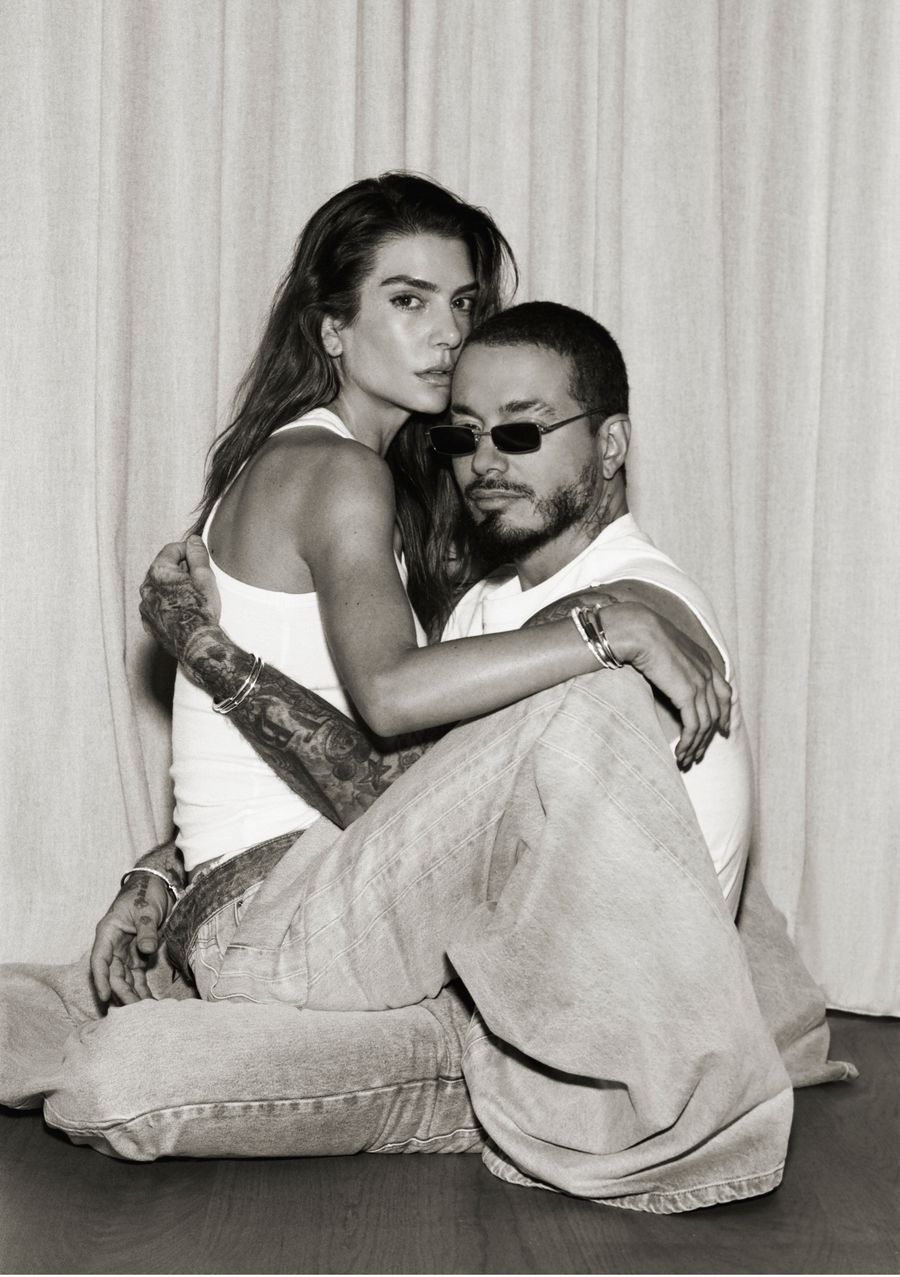J. Balvin y Valentina Ferrer posan para "Lock With Love".