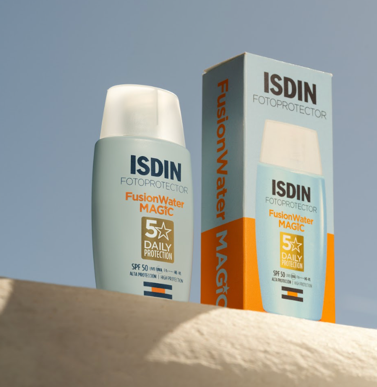 Foto de producto del envase y la caja del protector solar Fusion Water Magic Oil Control de la marca ISDIN