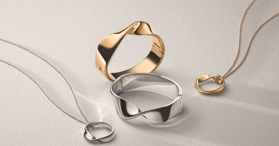 Joyería de la colección otoño-invierno 2023 de Calvin Klein
