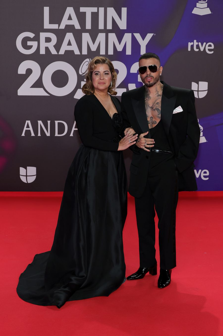 Maria Ruiz y Rauw Alejandro en los Latin Grammys.