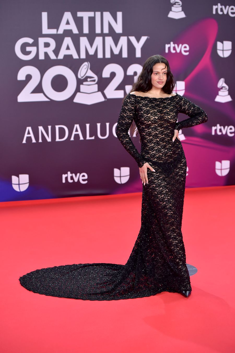 Rosalía apuesta por un naked dress para desfilar en los Latin Grammy 2023.