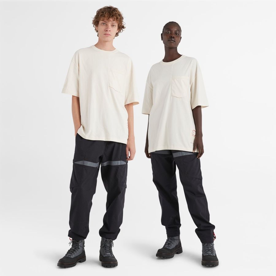 Dos modelos están luciendo ropa y botas de la colección Timberland Future73