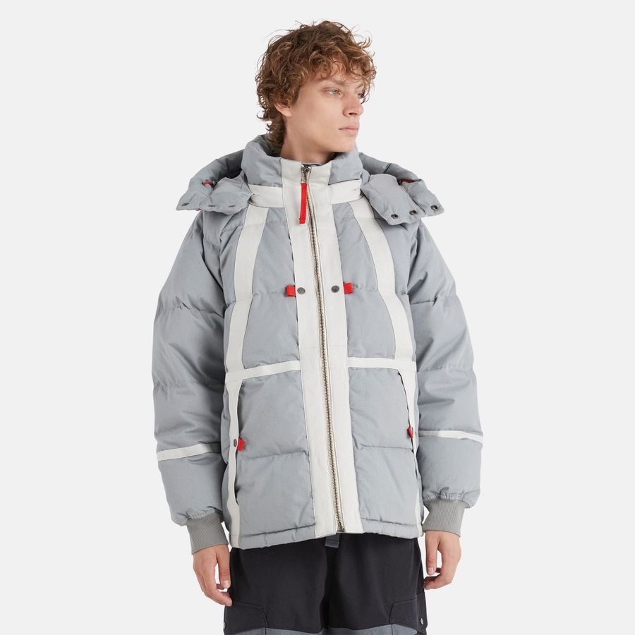 Un hombre viste con la chamarra futurista de la colección de Timberland Future73