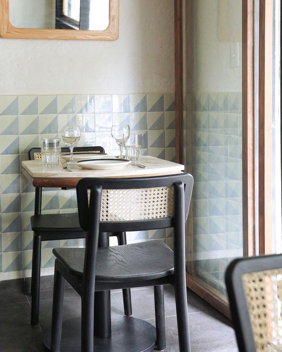 El interior de La Cel está protagonizado por sillas de bejuco y azulejos azules.