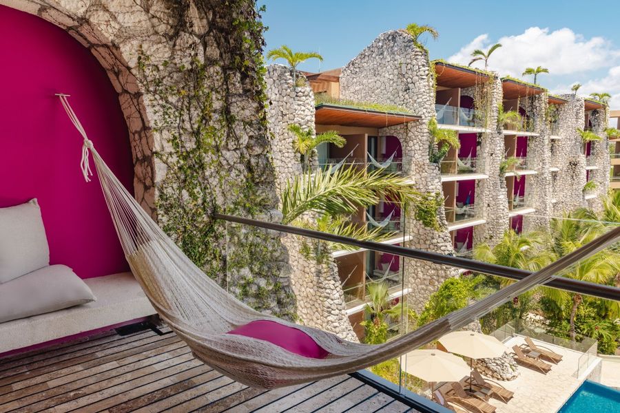La vista de una hamaca en el Hotel Xcaret México, un lugar perfecto para la relajación.