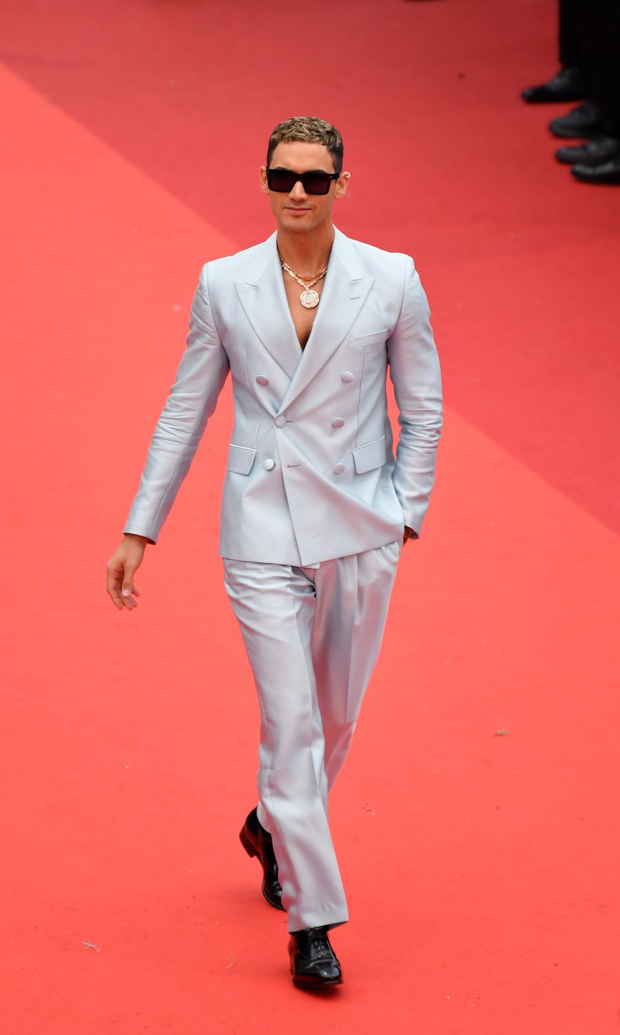 Alejandro Speitzer robó miradas en su llegada a Cannes.