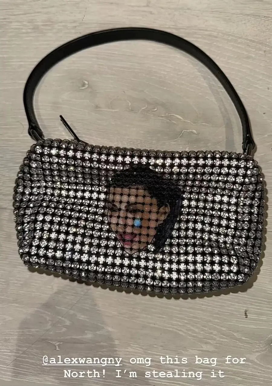 North West recibió un bolso con el meme de Kim llorando