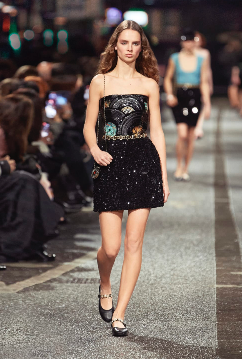 Chanel Métiers d’Art en Mánchester es una oda al tweed, la sastrería y la música