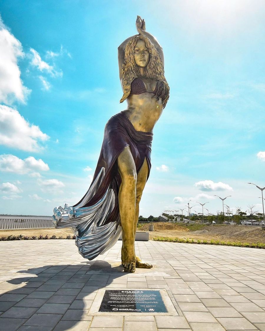 La nueva estatua de Shakira en Barranquilla, Colombia.