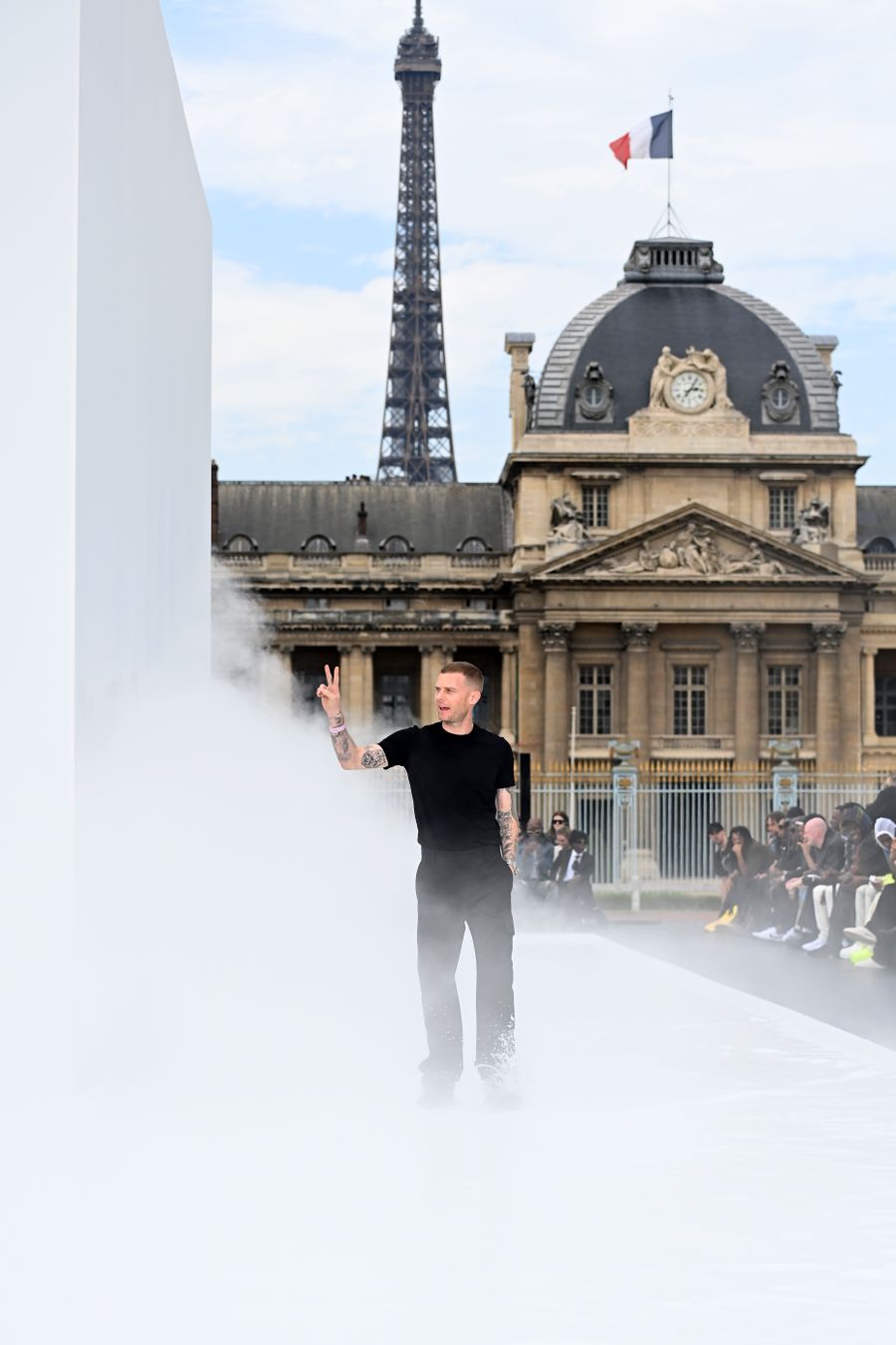 Matthew M. Williams en la pasarela de Givenchy Menswear Spring Summer 2023 en París.