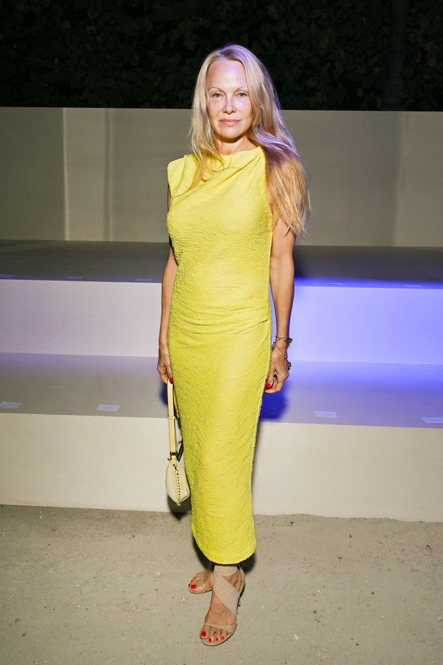 Pamela Anderson sin maquillaje en el desfile de Isabel Marant. 