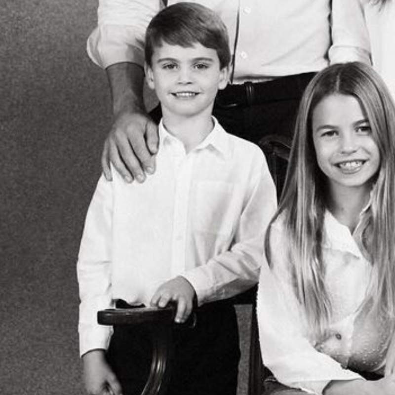 Fanáticos de la realeza notan un error de Photoshop en la mano del príncipe Louis en la tarjeta navideña de los príncipes de Gales.