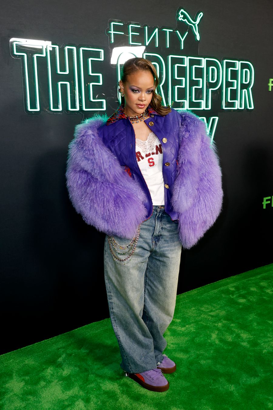 Rihanna lleva los Creeper Phatty de Fenty x Puma como el centro de atención de su look. 