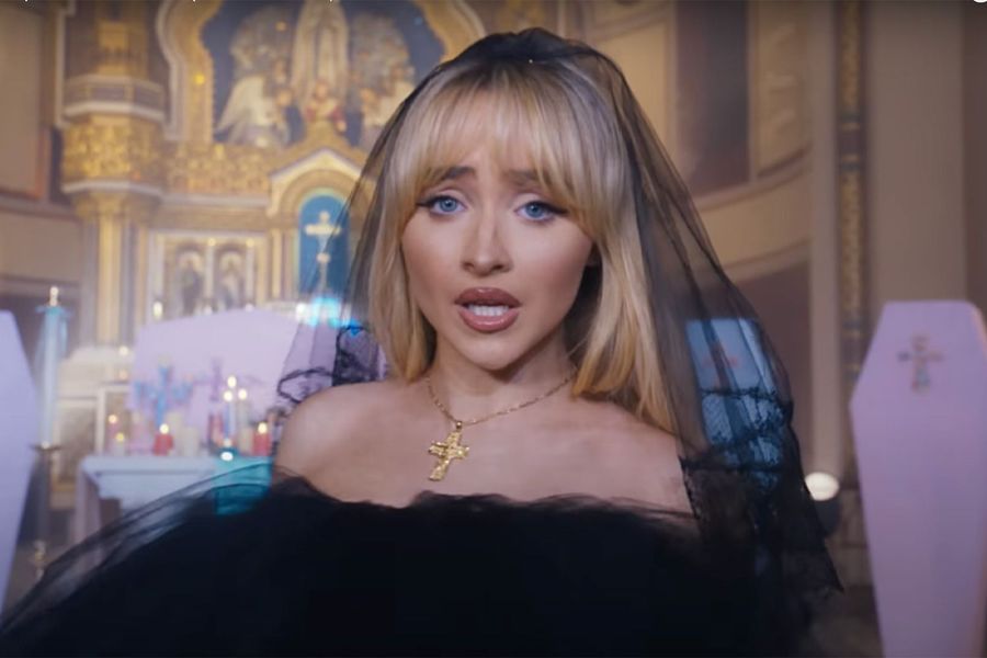 El video de Sabrina Carpenter en una iglesia ocasiona el despido de un sacerdote