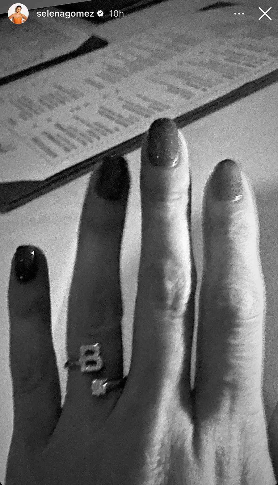 Selena Gomez presume su anillo de diamantes inspirado en Benny Blanco. 