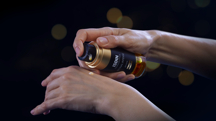 Mujer se aplica el sérum ISDINCEUTICS Retinal Intense