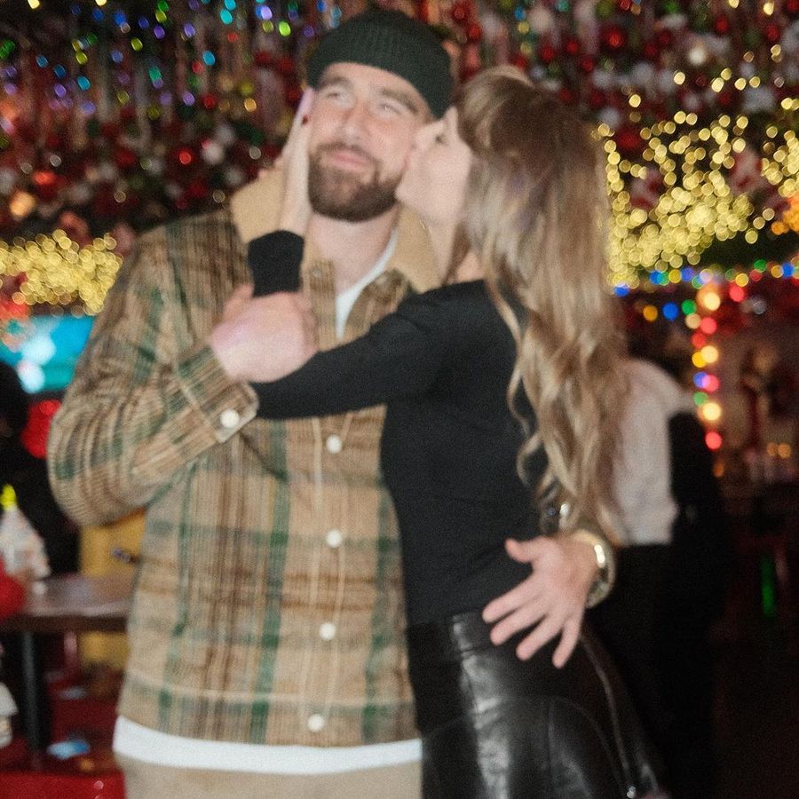 Travis-Kelce-Taylor-Swift-postal-navideña.jpg