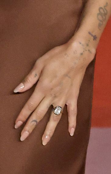 El anillo de compromiso de Zoë Kravitz con montadura trasera de botón.