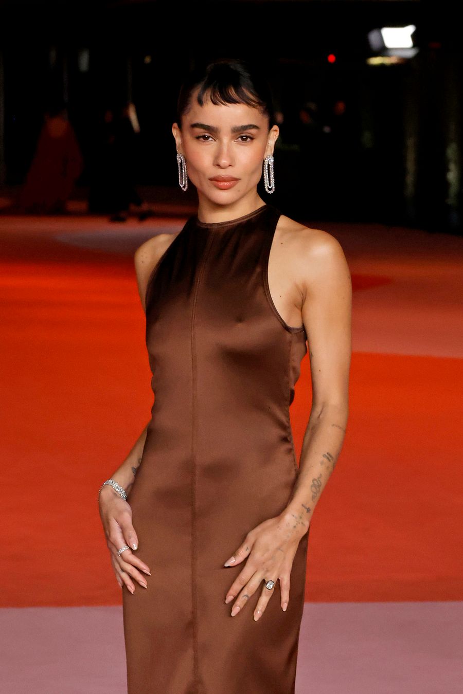 Zoë Kravitz impone tendencia en anillos de compromiso.