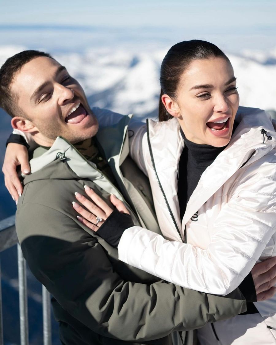 Ed Westwick le propone matrimonio a Amy Jackson.