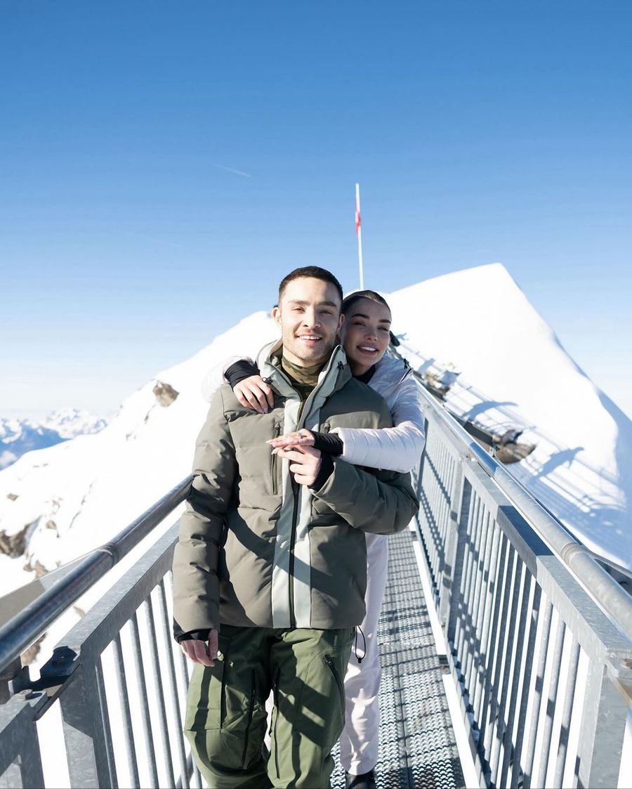 Ed Westwick le propone matrimonio a Amy Jackson.