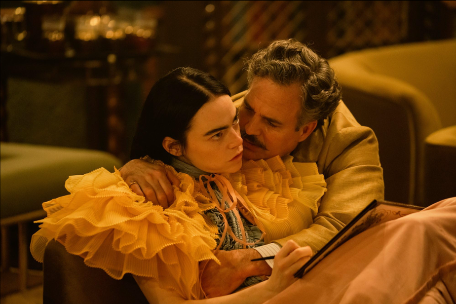 Emma Stone y Mark Ruffalo en Poor Things