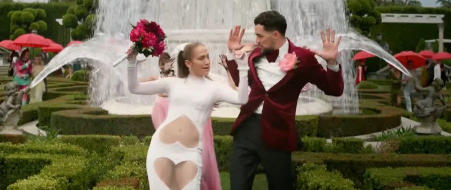 JLo se vuelve a vestir de novia y usa un atrevido vestido