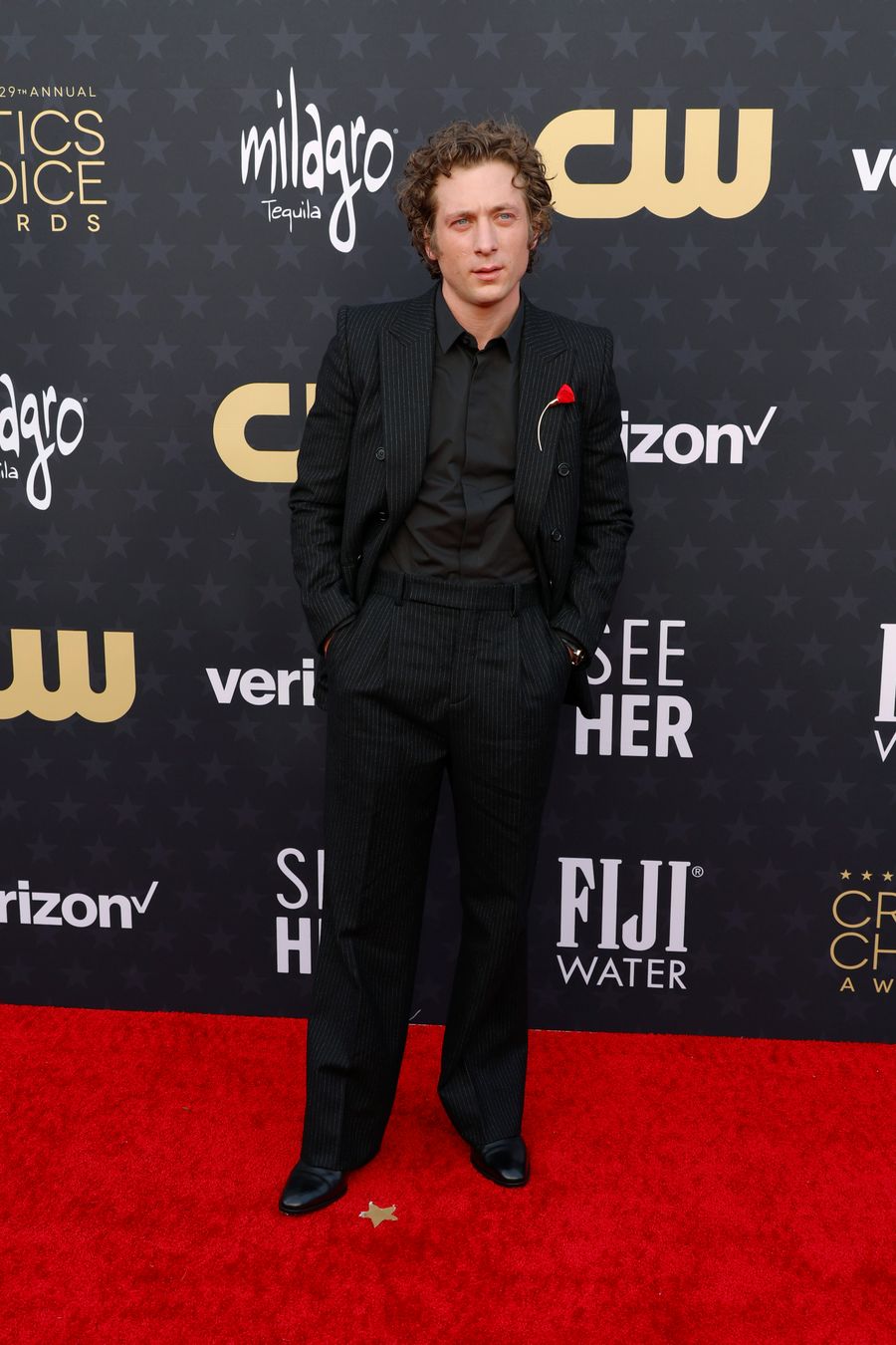 Jeremy Allen White usa el mismo broche de Rauw Alejandro ¿por Rosalía?