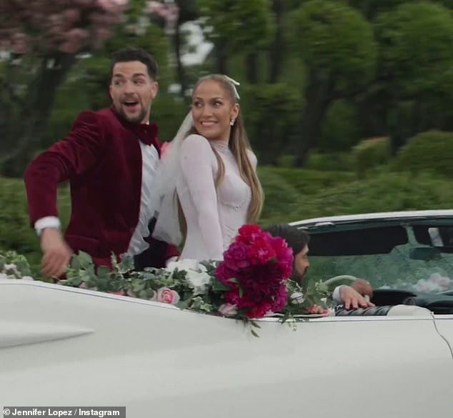 JLo se vuelve a vestir de novia.