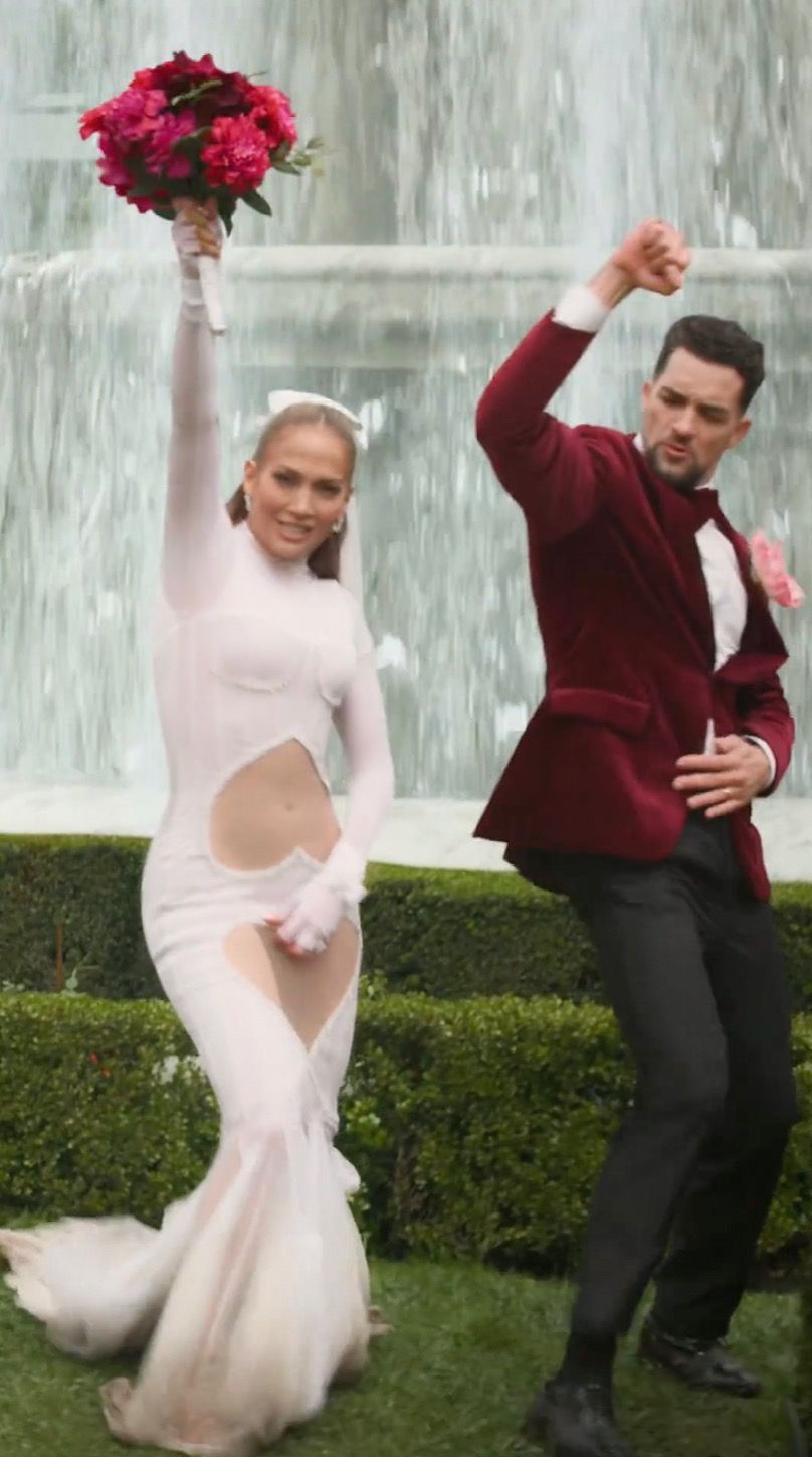 JLo usa un atrevido vestido en su nuevo video