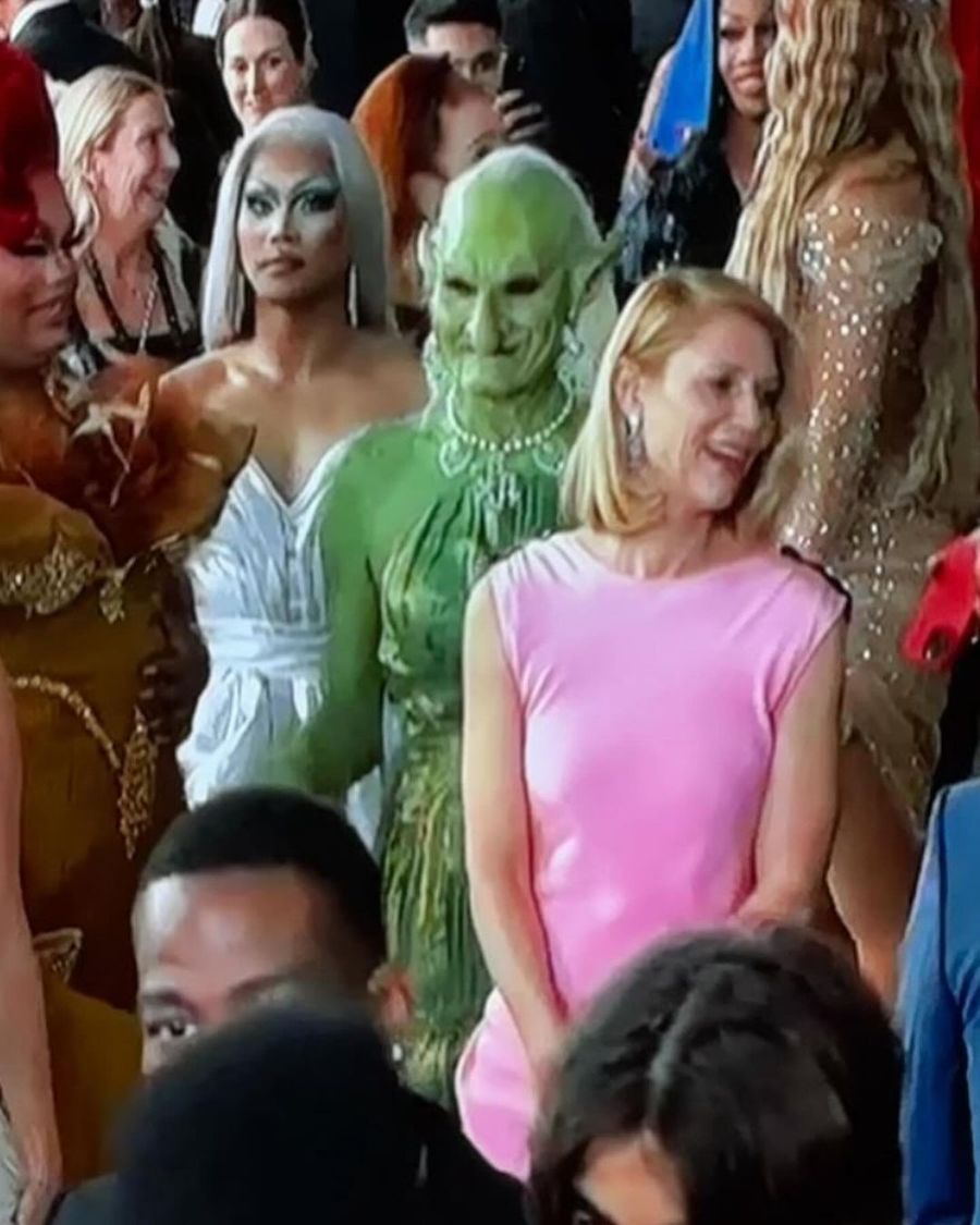 La princesa Poppy se transforma en duende verde para los Emmys. 