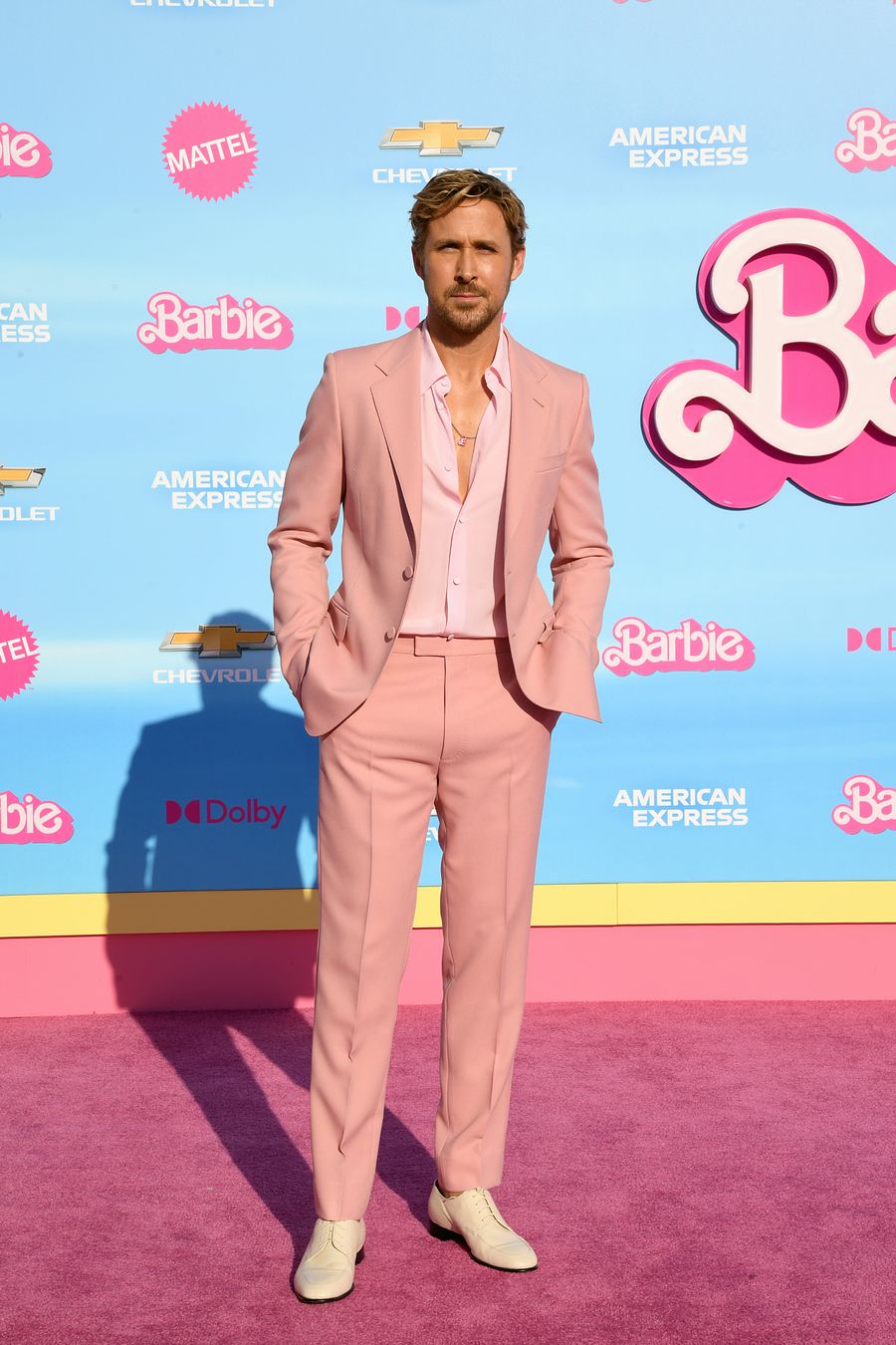 Ryan Gosling le rinde tributo a Eva Mendes en la premiere de Barbie con un romántico collar.