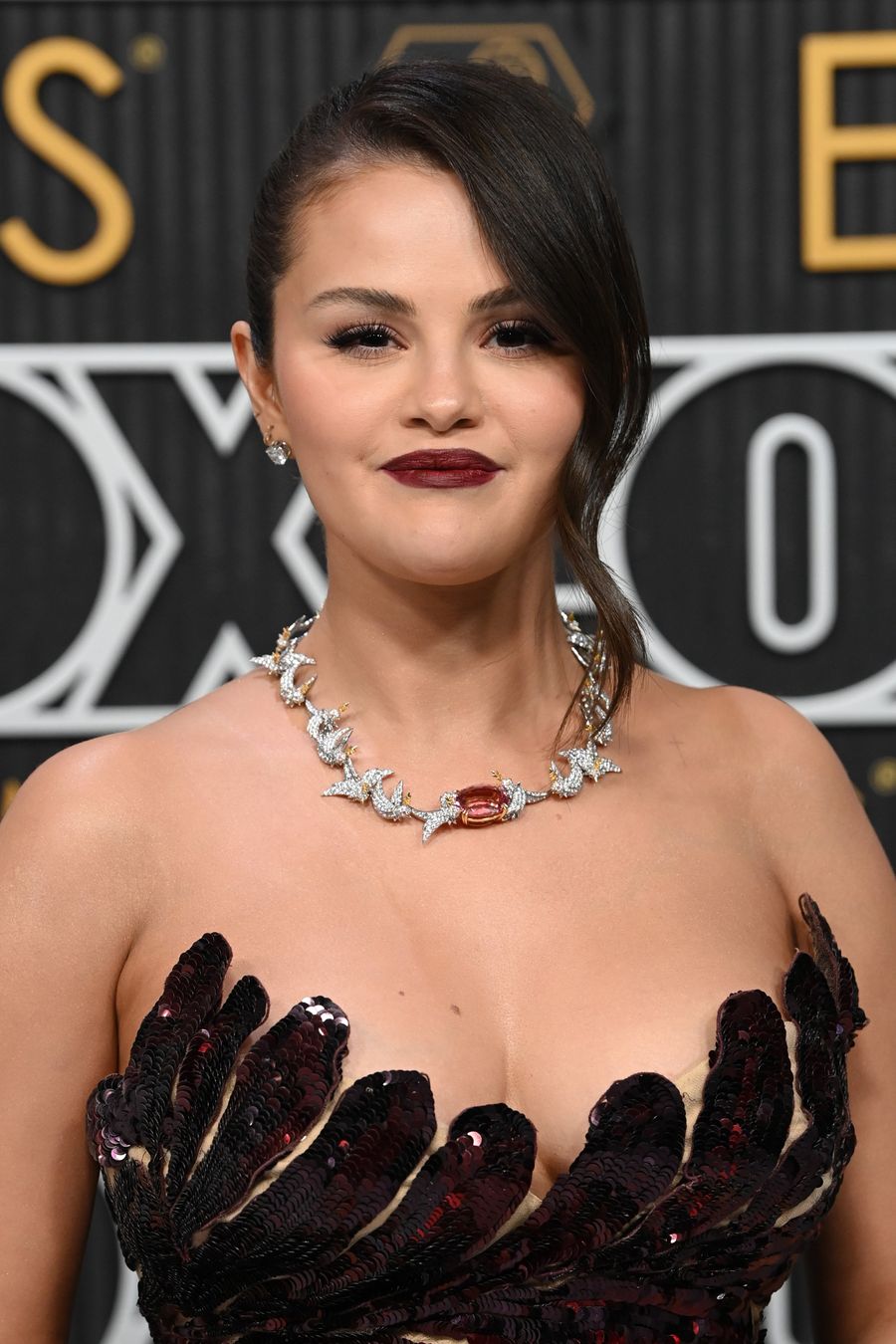 ¿Qué hace tan especial al collar de Selena Gomez en los Emmys?