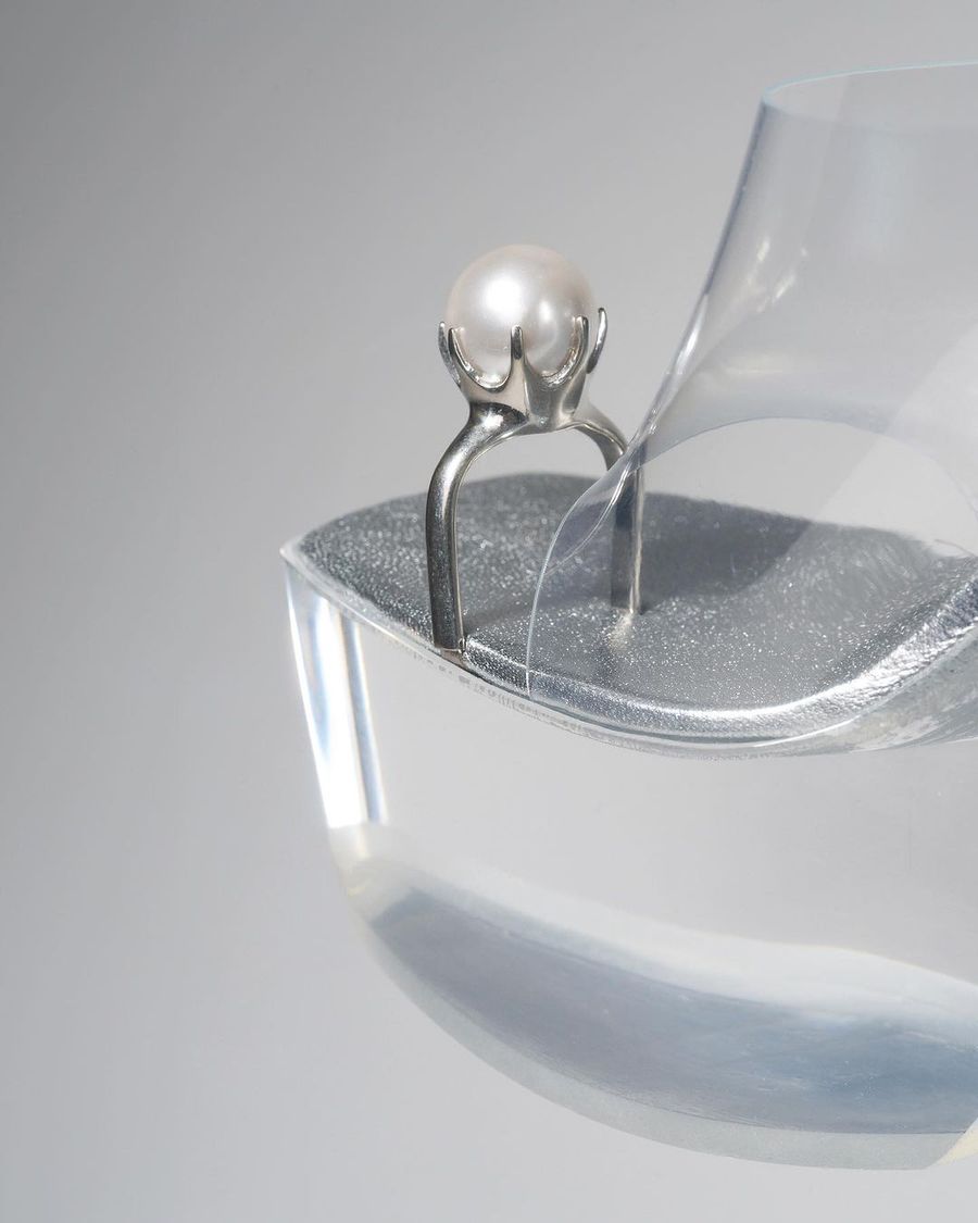 La zapatilla de cristal de Jean Paul Gaultier en colaboración con Simone Rocha.