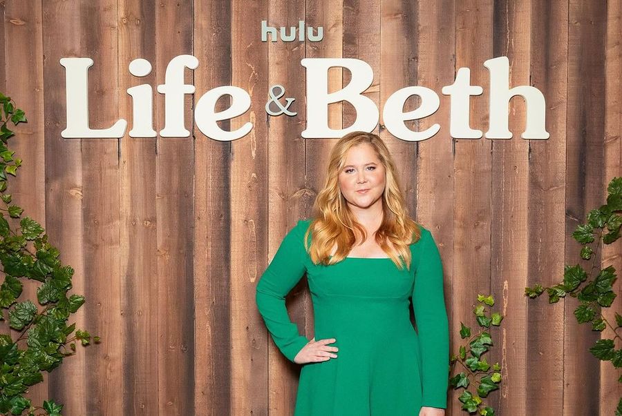 Amy Schumer es criticada por su apariencia física "hinchada".