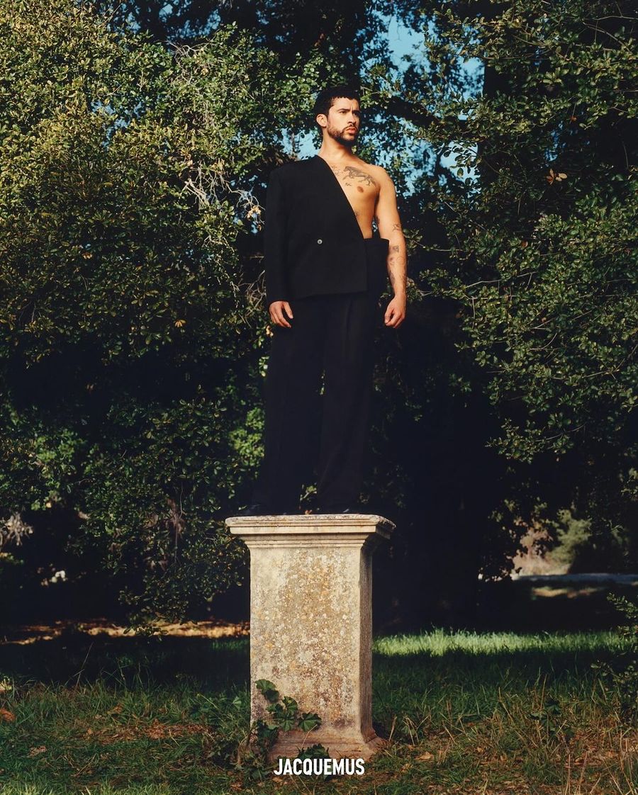 Bad Bunny se convierte en una escultura para la última campaña de Jacquemus