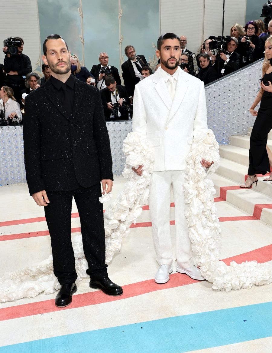 Bad Bunny y Simon Porte Jacquemus en la Met Gala.