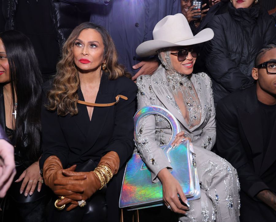 Tina Knowles y Beyoncé en el desfile de Luar. 