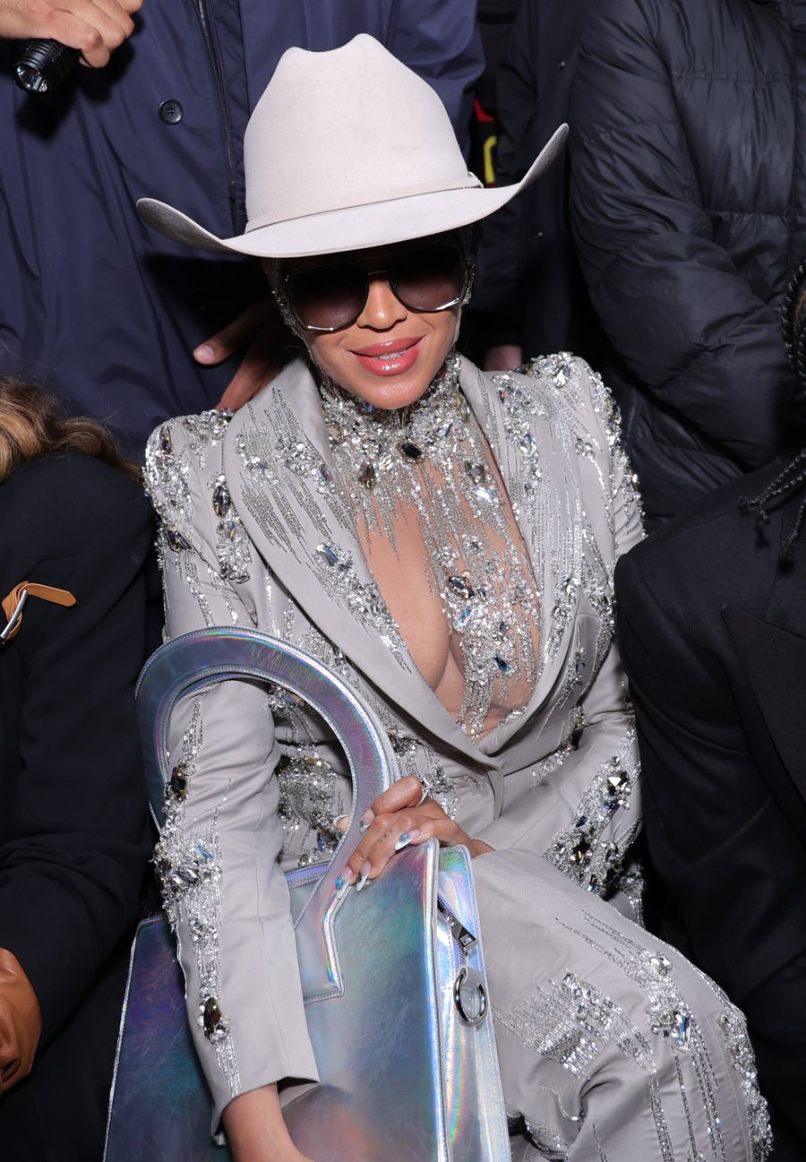 Beyoncé acapara miradas en Fashion Week con un look plateado y tejano