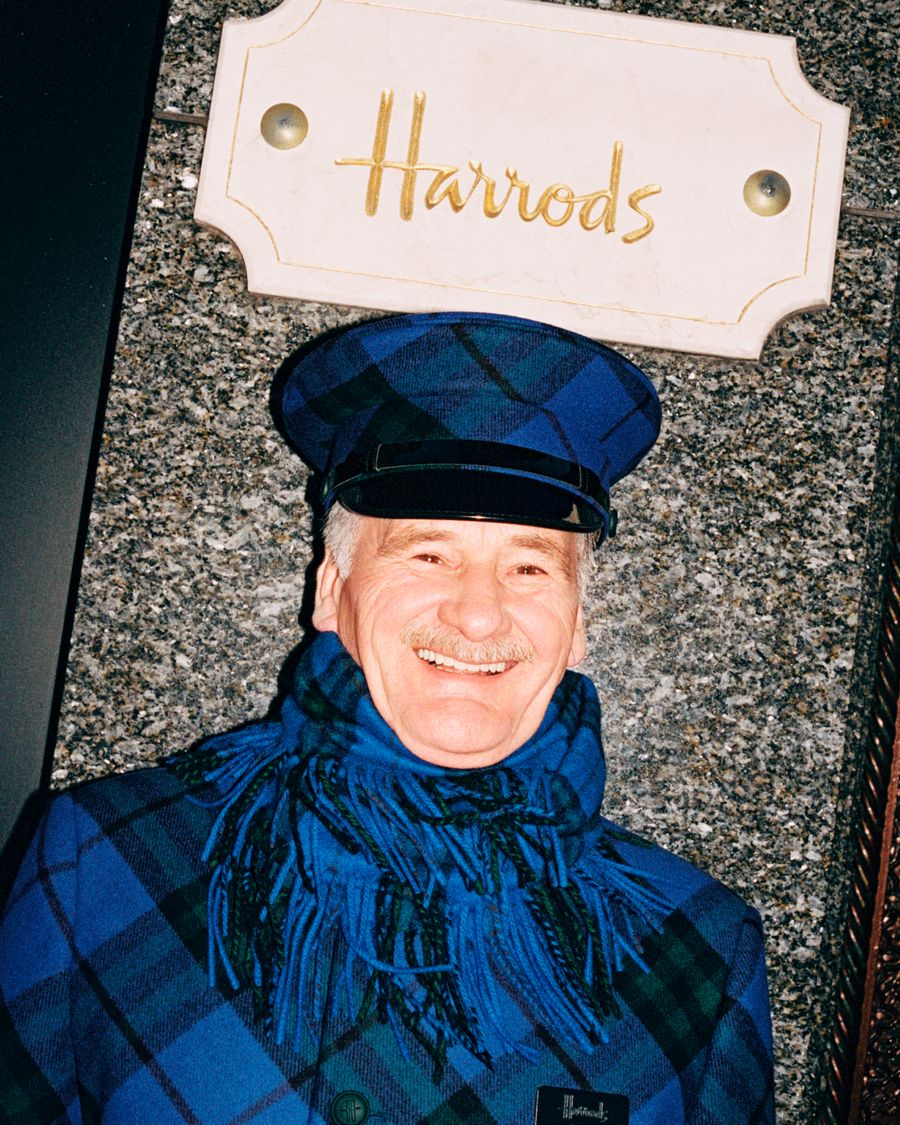 BURBERRY_2024_HARRODS_TAKEOVER_DOORMEN_RGB_CROPPED_01_4x5.jpg