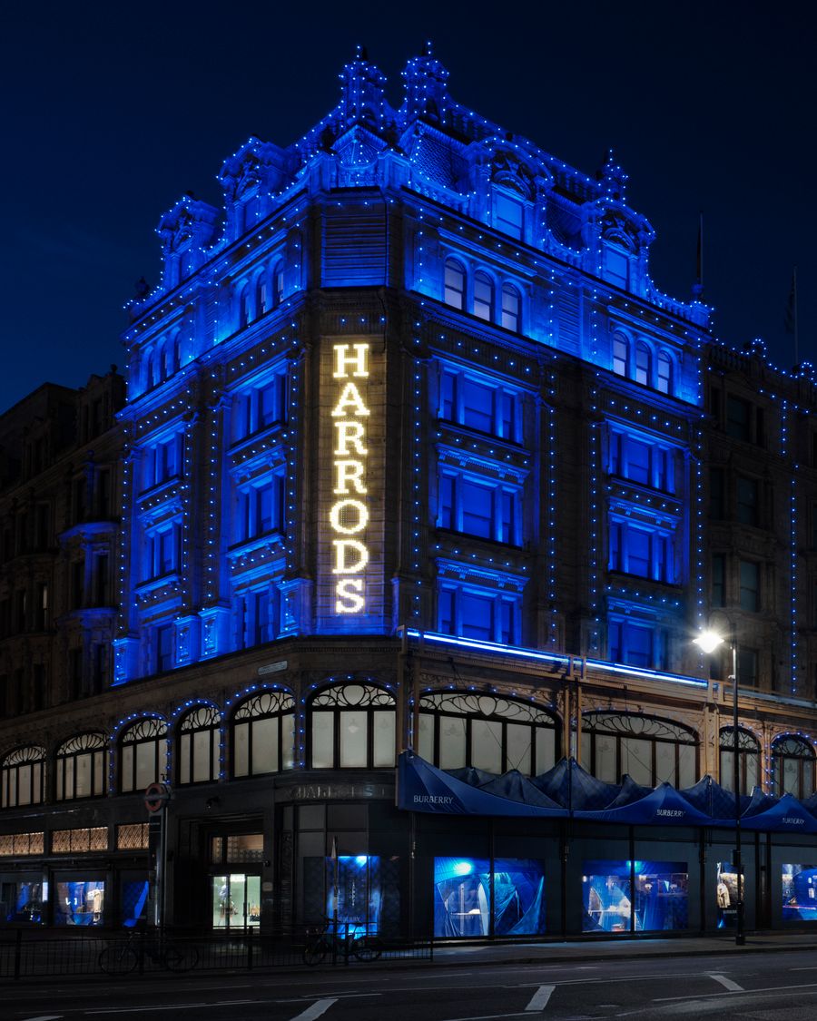 BURBERRY_2024_HARRODS_TAKEOVER_STORE_CAPTURE_FACADE_RGB_CROPPED_4X5_01.jpg
